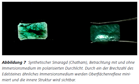 Abbildung 7 Synthetischer Smaragd (Chatham), Betrachtung mit und ohne
Immersionsmedium im polarisierten Durchlicht. Durch ein der Brechzahl des Edelsteines ähnliches Immersionsmedium werden Oberflächenreflexe minimiert und die innere Struktur wird sichtbar.
